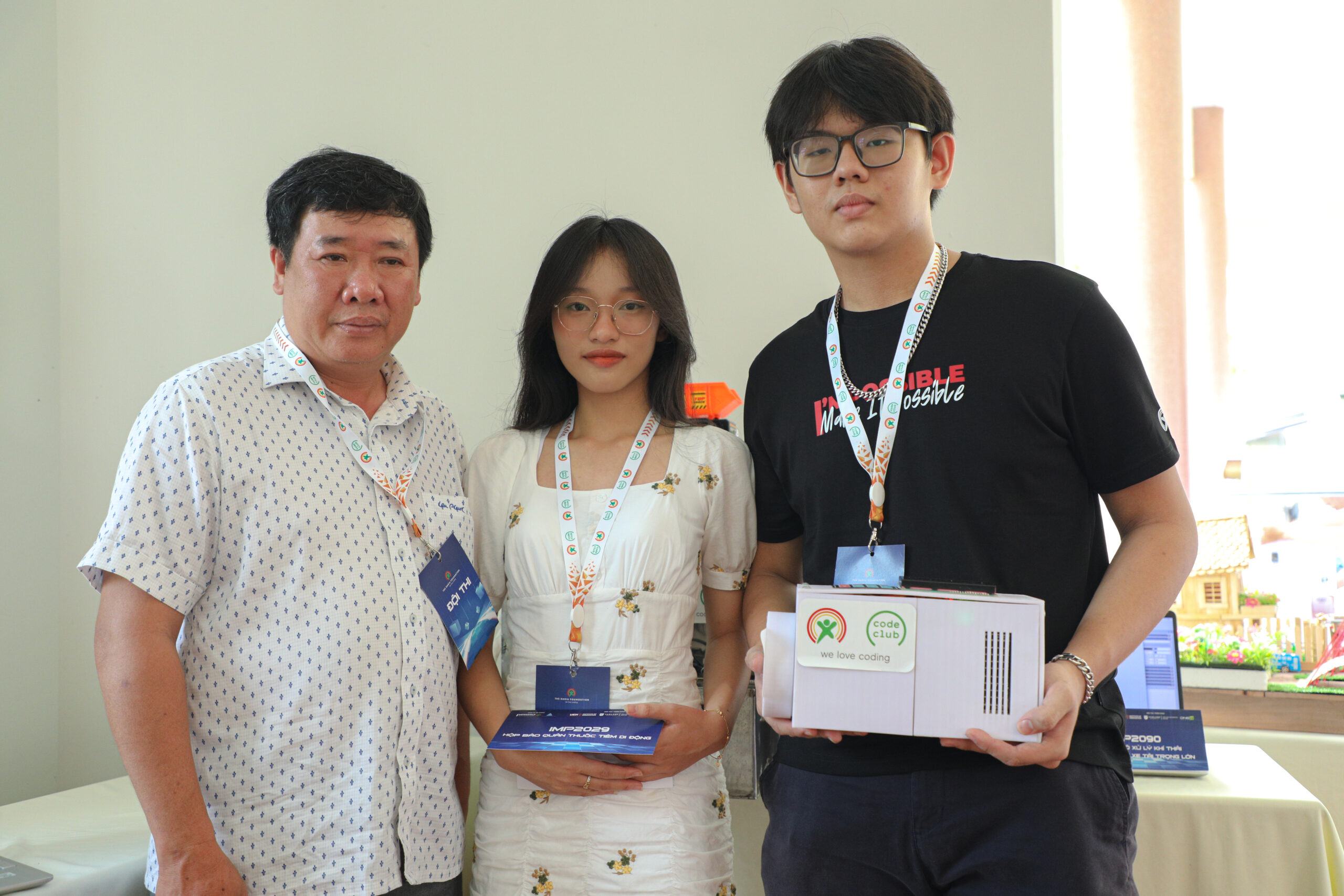 Portable injectable medication storage box 