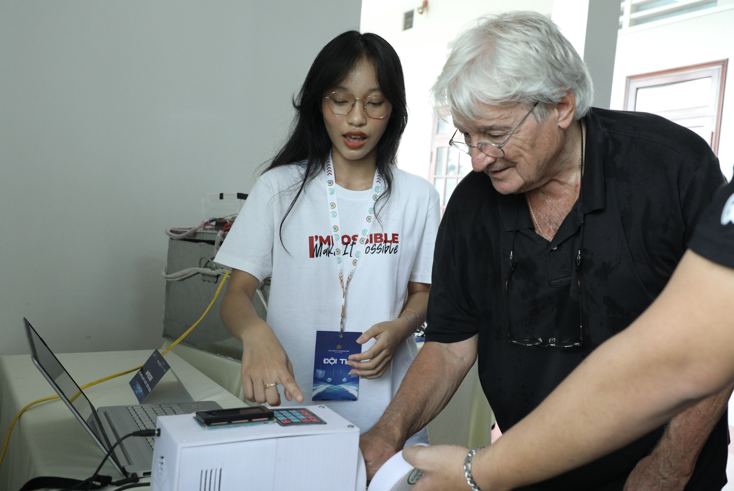 Portable injectable medication storage box 